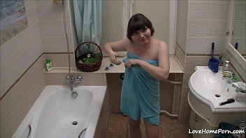 Chick films herself acting nasty in the bathroom