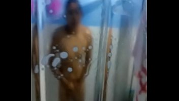 Gordinho tomando banho sensual